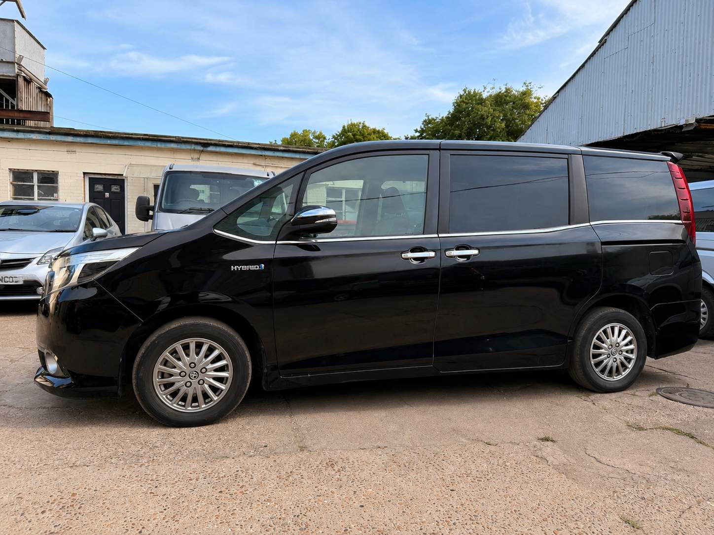 Toyota  Esquire 1.8 Hybrid  Gi 2015 – image 5