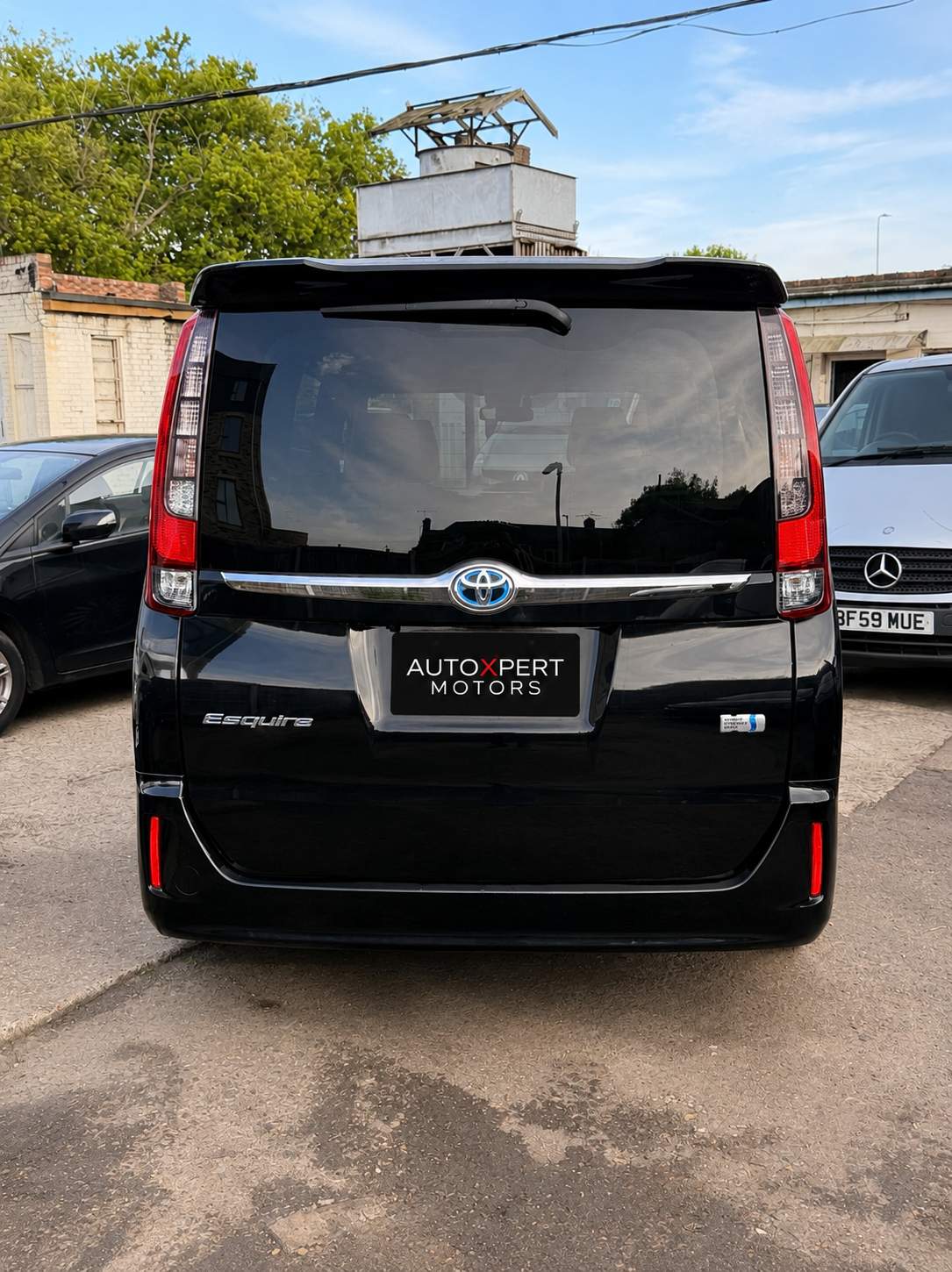 Toyota  Esquire 1.8 Hybrid  Gi 2015 – image 6