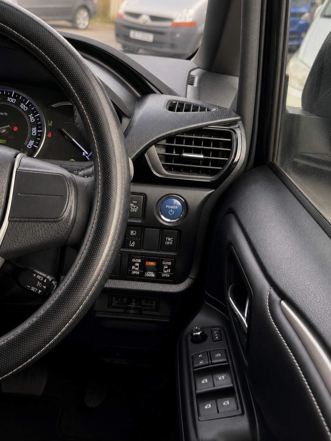 Toyota  Esquire 1.8 Hybrid  Gi 2015 – image 11