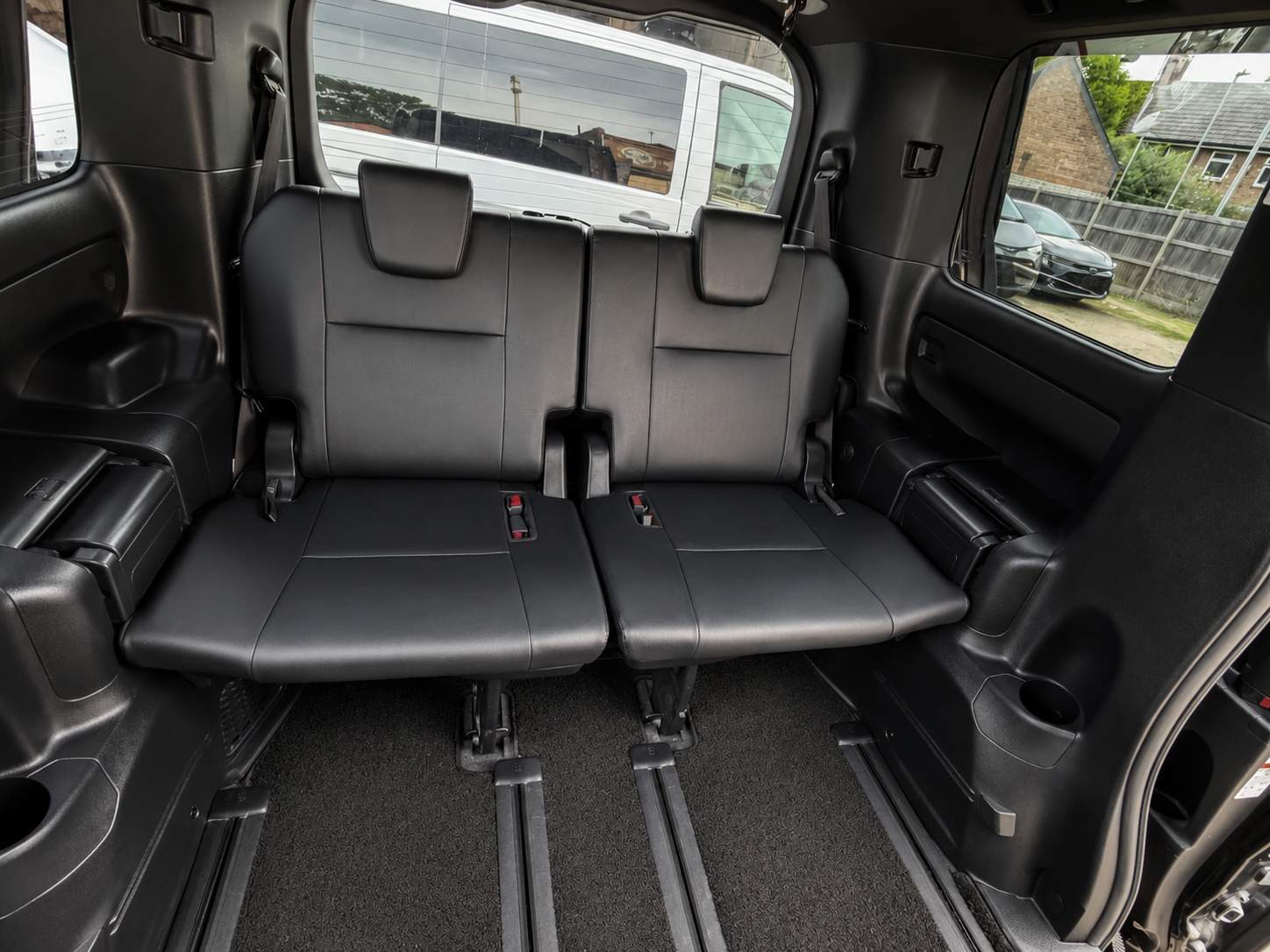 Toyota  Esquire 1.8 Hybrid  Gi 2015 – image 8