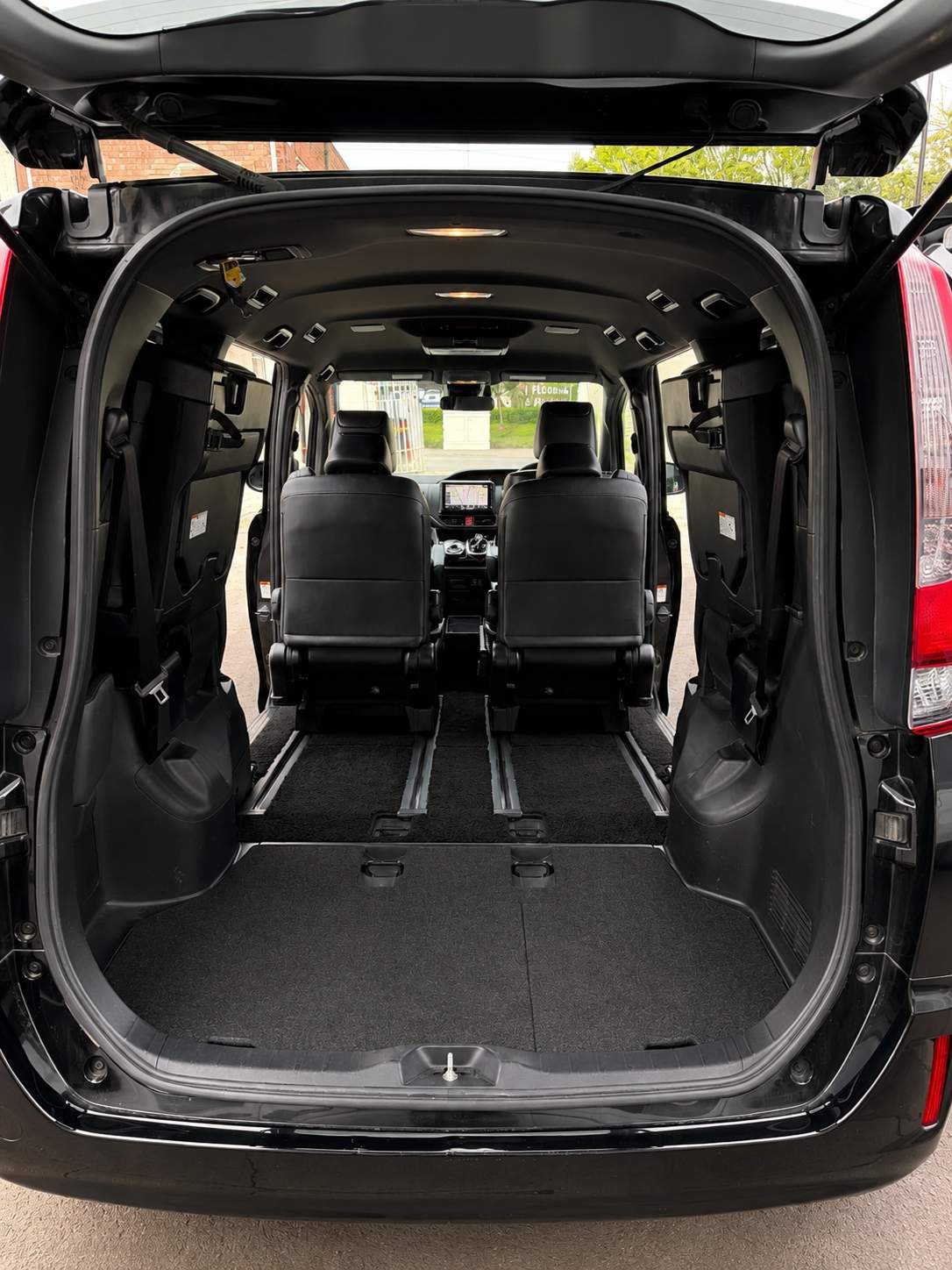 Toyota  Esquire 1.8 Hybrid  Gi 2015 – image 9