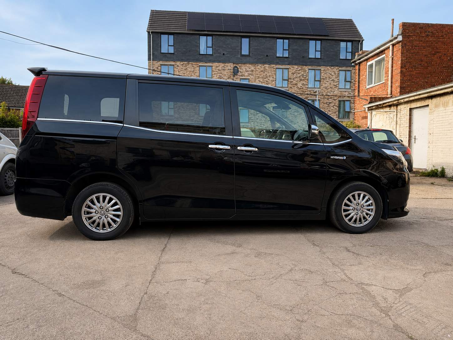 Toyota  Esquire 1.8 Hybrid  Gi 2015 – image 4