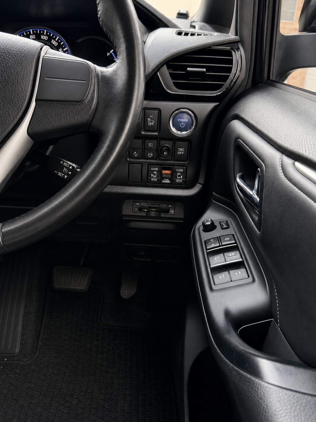 TOYOTA ESQUIRE 1.8 Hybrid 2016 – image 16