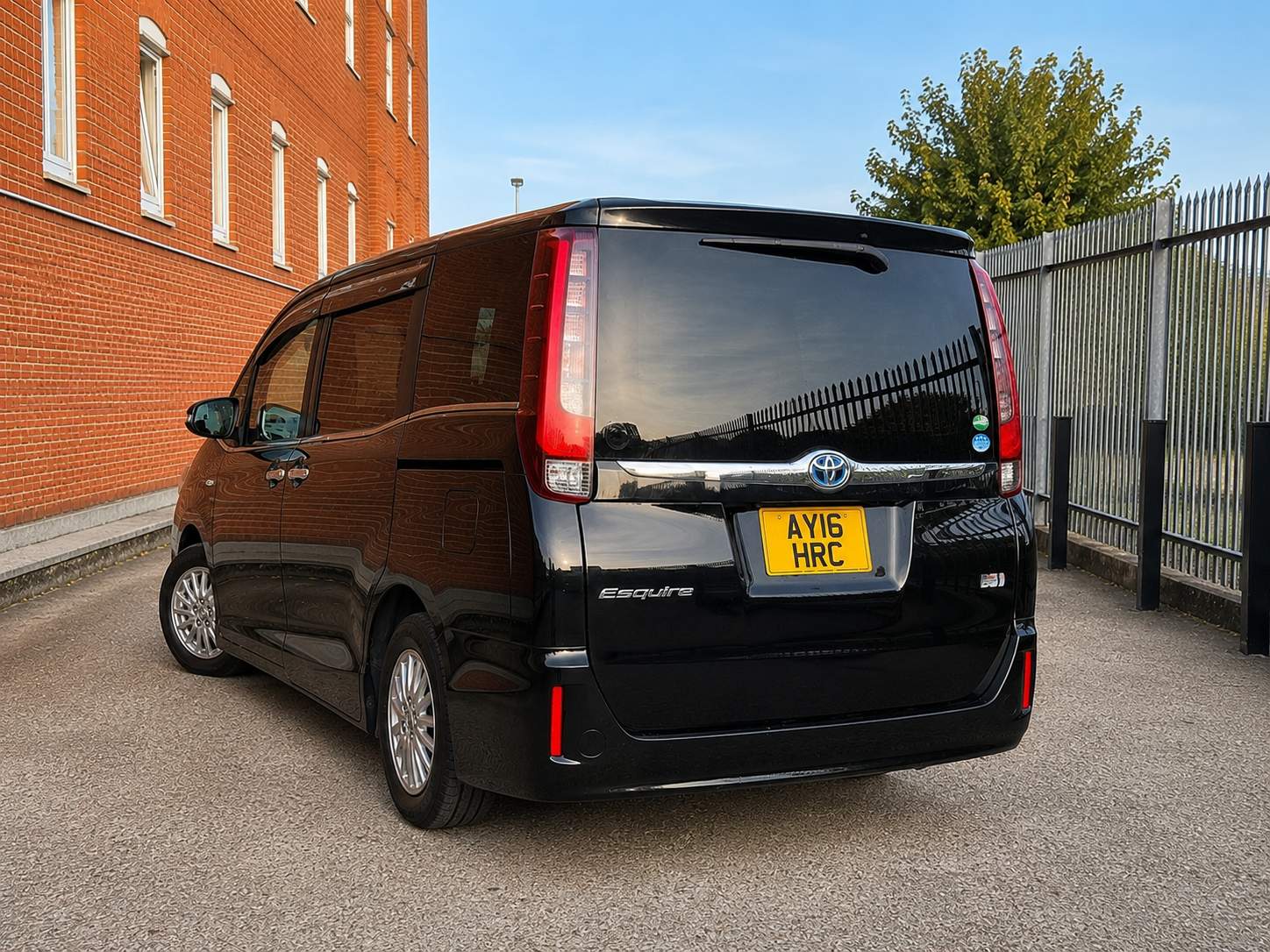 TOYOTA ESQUIRE 1.8 Hybrid 2016 – image 6