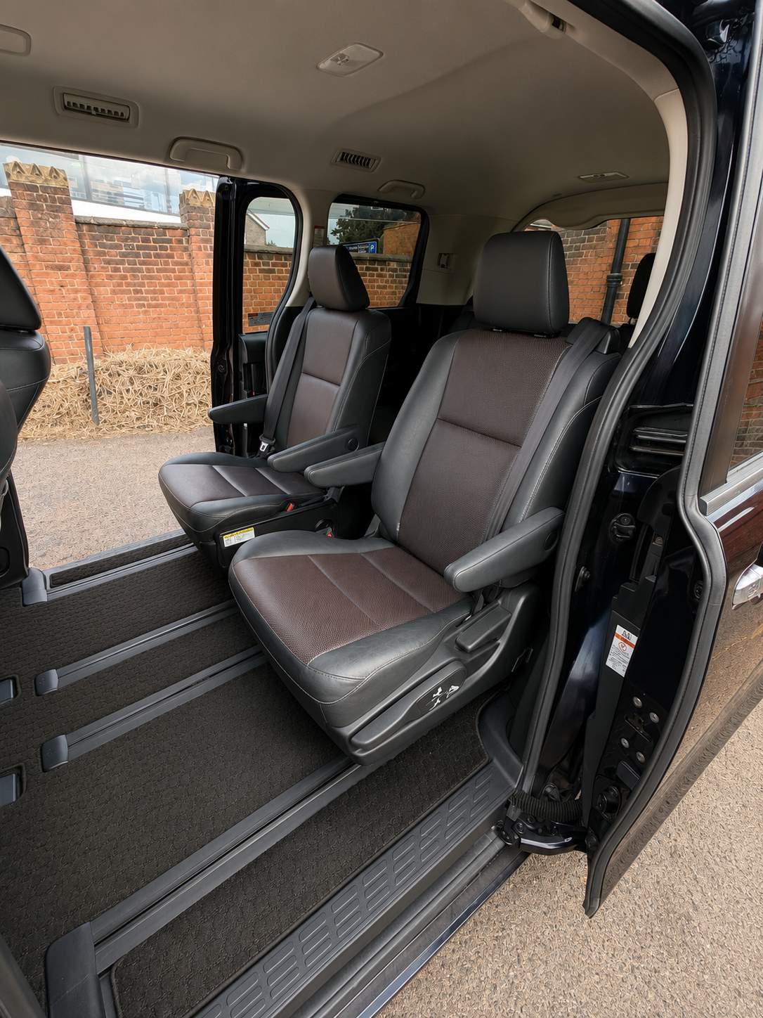 TOYOTA ESQUIRE 1.8 Hybrid 2015 – image 11