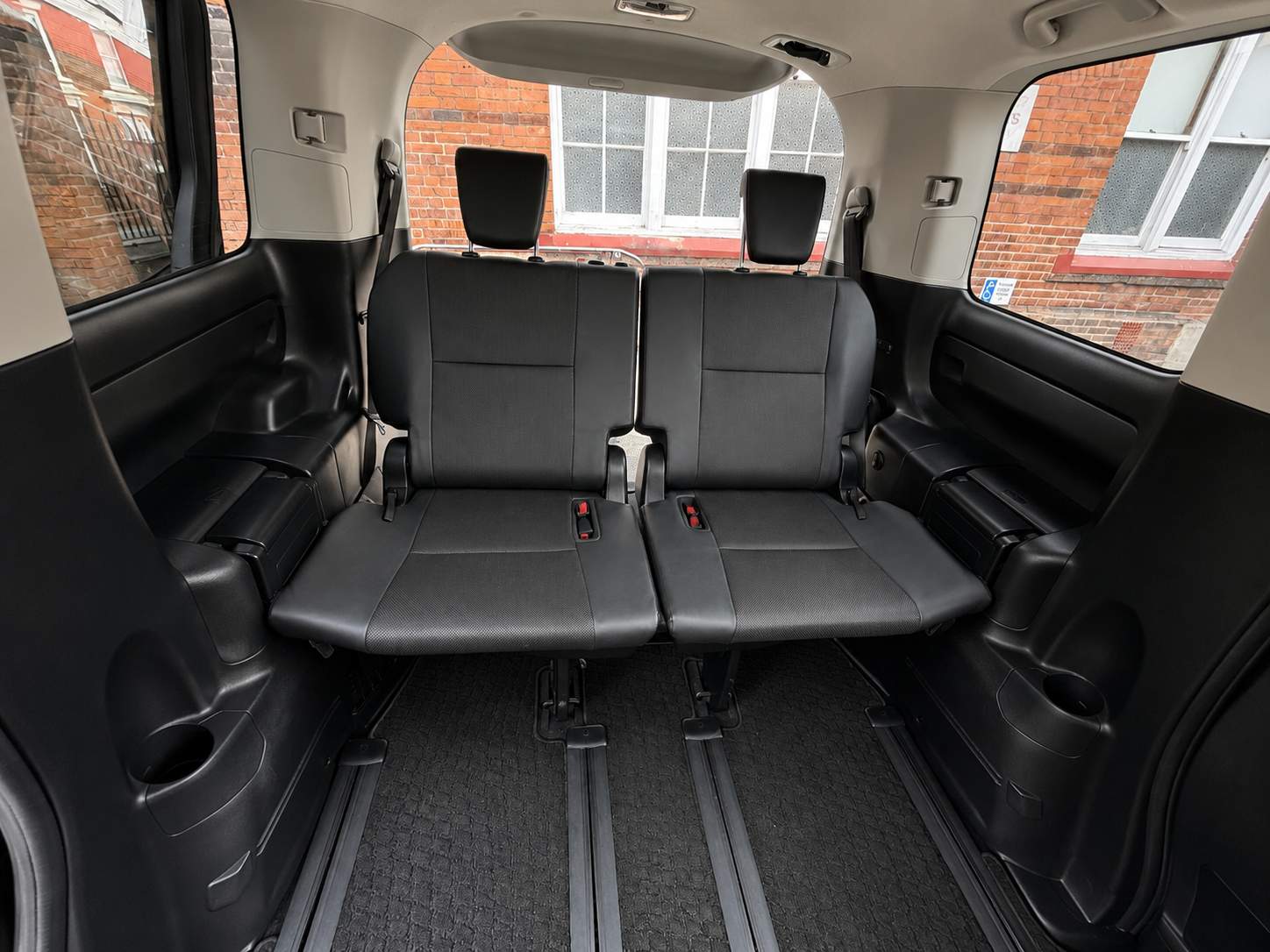 TOYOTA ESQUIRE 1.8 Hybrid 2015 – image 10