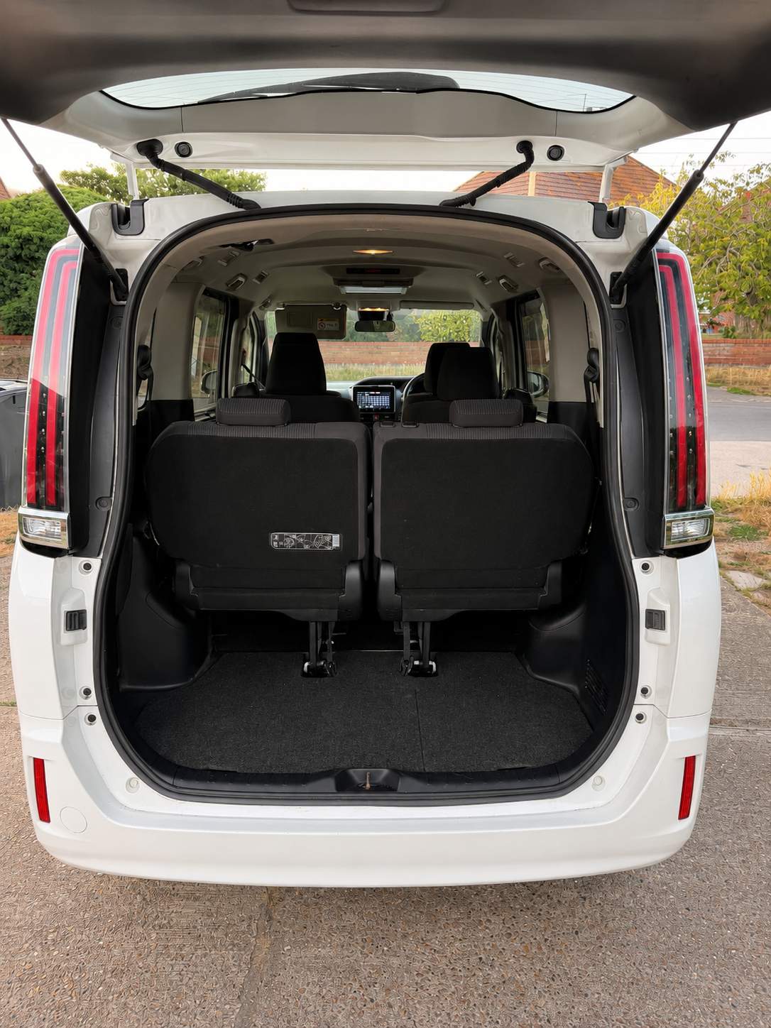 Toyota  Noah  2018 – image 9