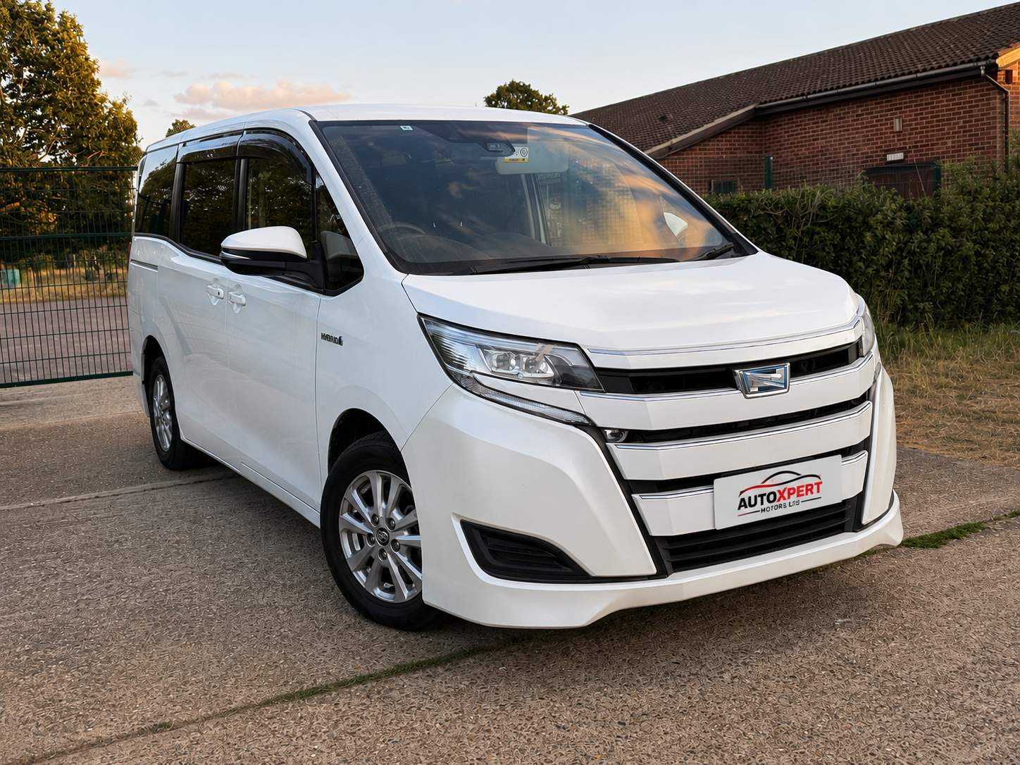 Toyota  Noah  2018 – image 4