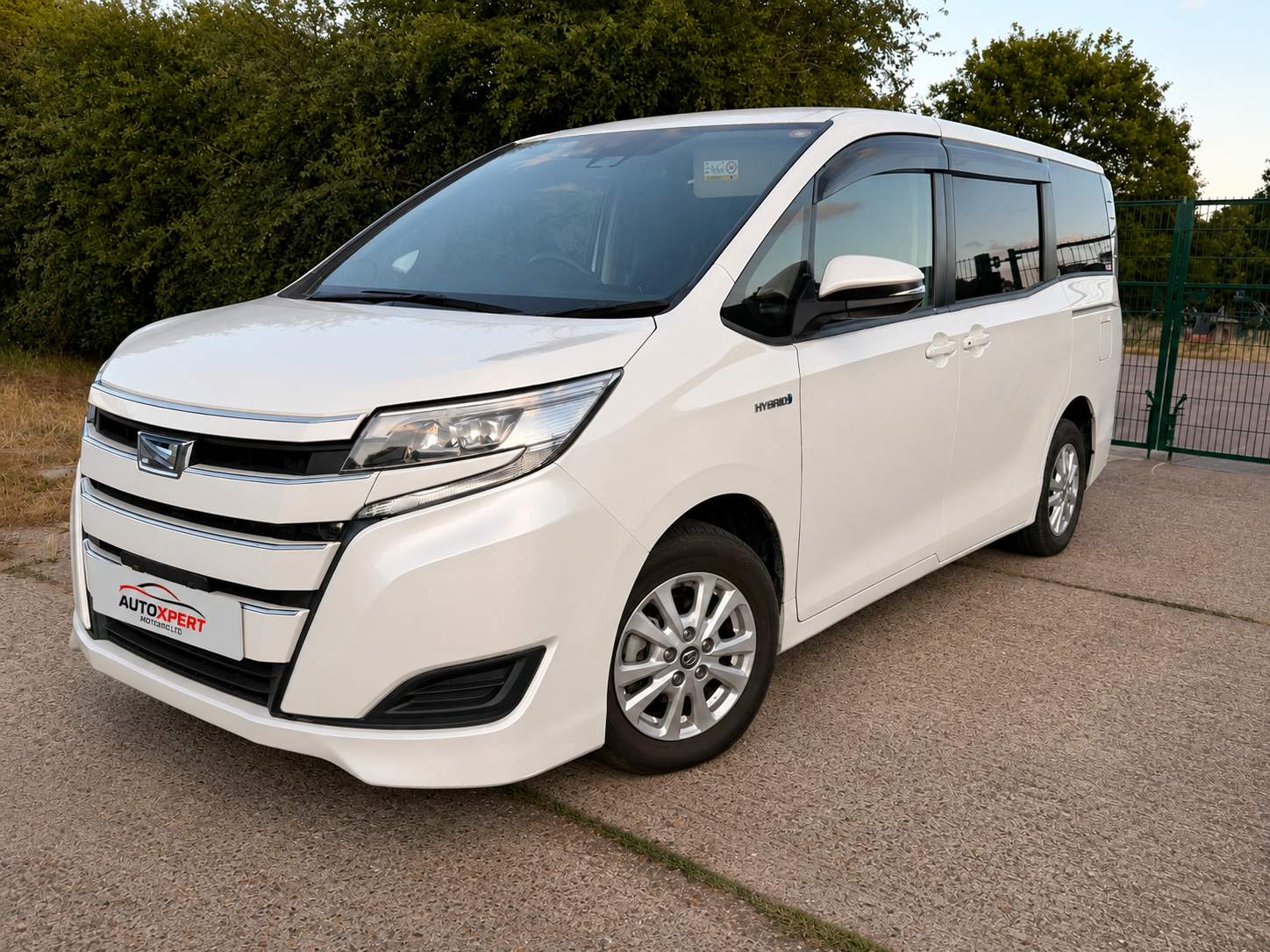 Toyota  Noah  2018 – image 3