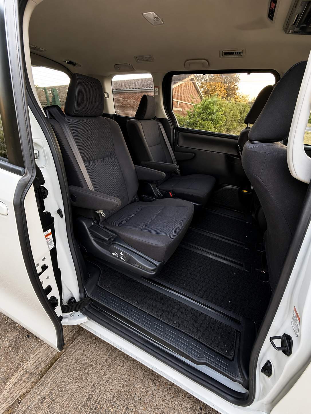 Toyota  Noah  2018 – image 11