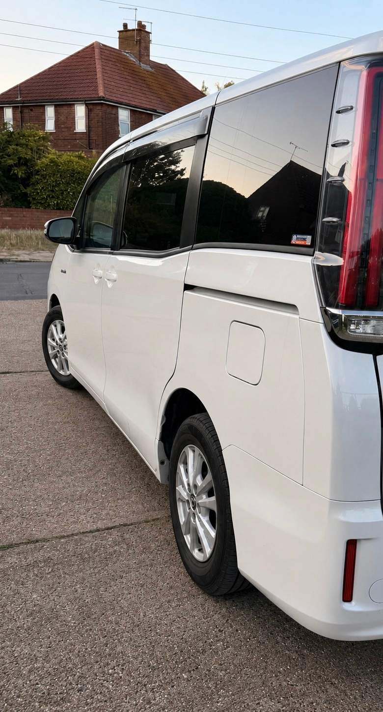Toyota  Noah  2018 – image 7