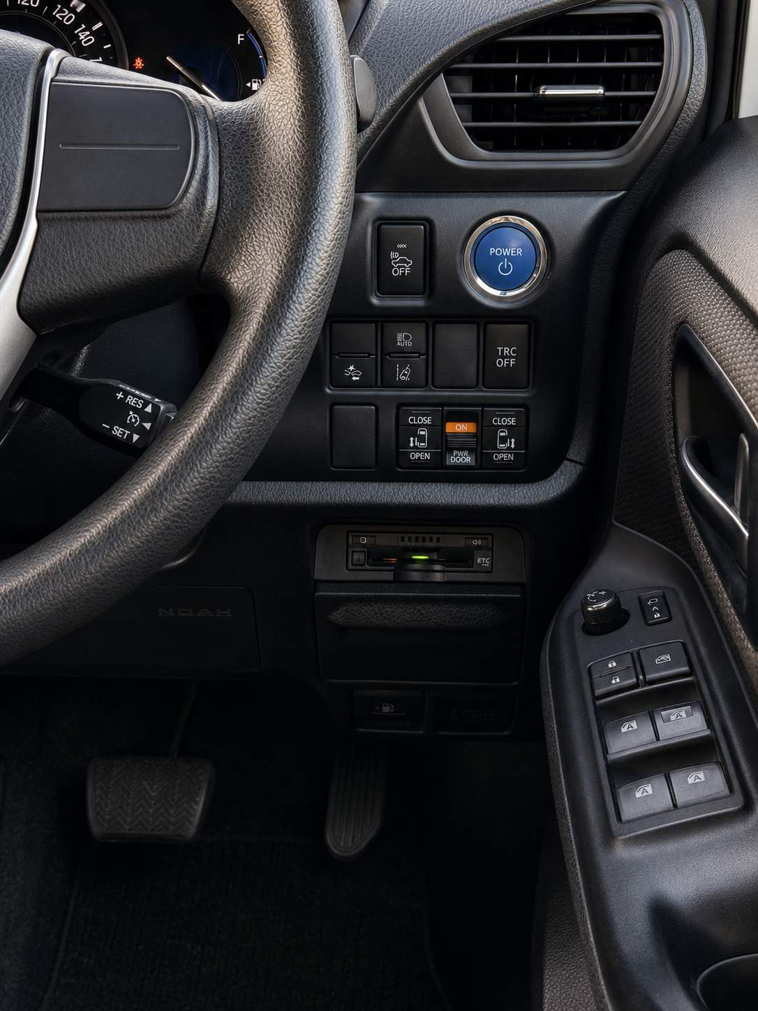 Toyota  Noah  2018 – image 16